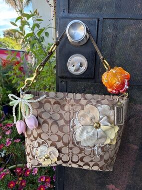 Gorgeous Y2k Coach F16879 Bleecker Leather Floral CARLY Khaki Gold Shoulder bag